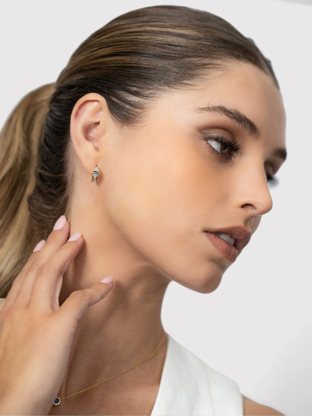 Aro argolla con detalle circón azul.  Material: Bañada en Oro 14K