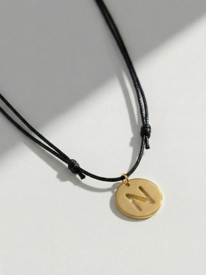 Collar Cuero Letra Calada - Oro