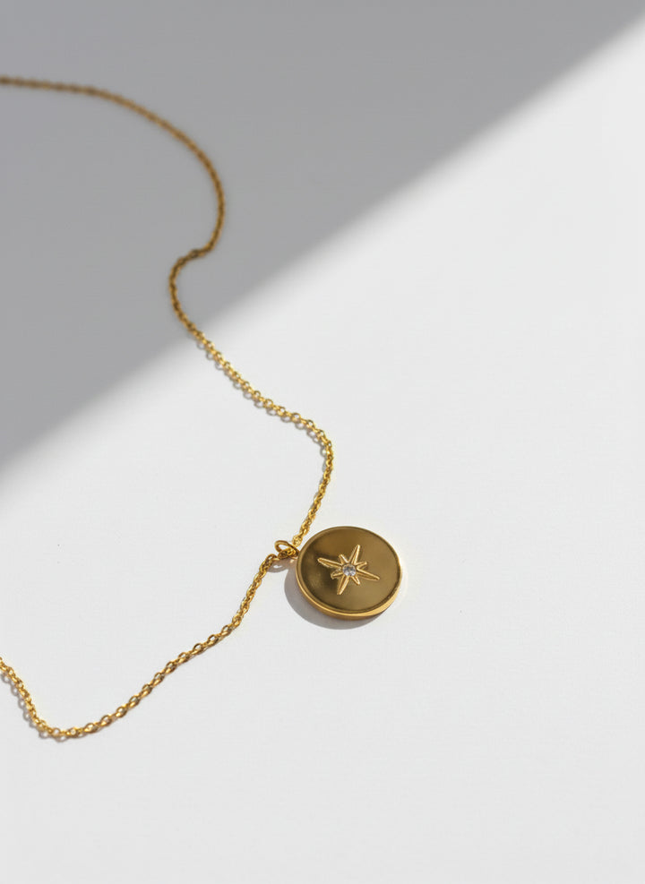 Collar Punto de Luz en Medalla - Oro