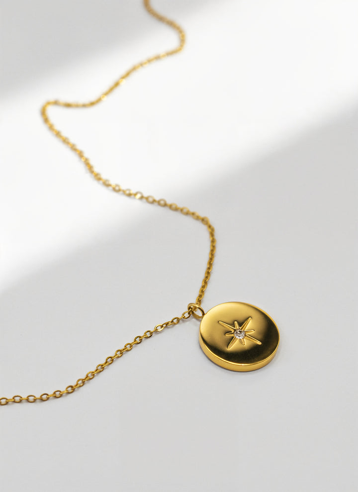 Collar Punto de Luz en Medalla - Oro